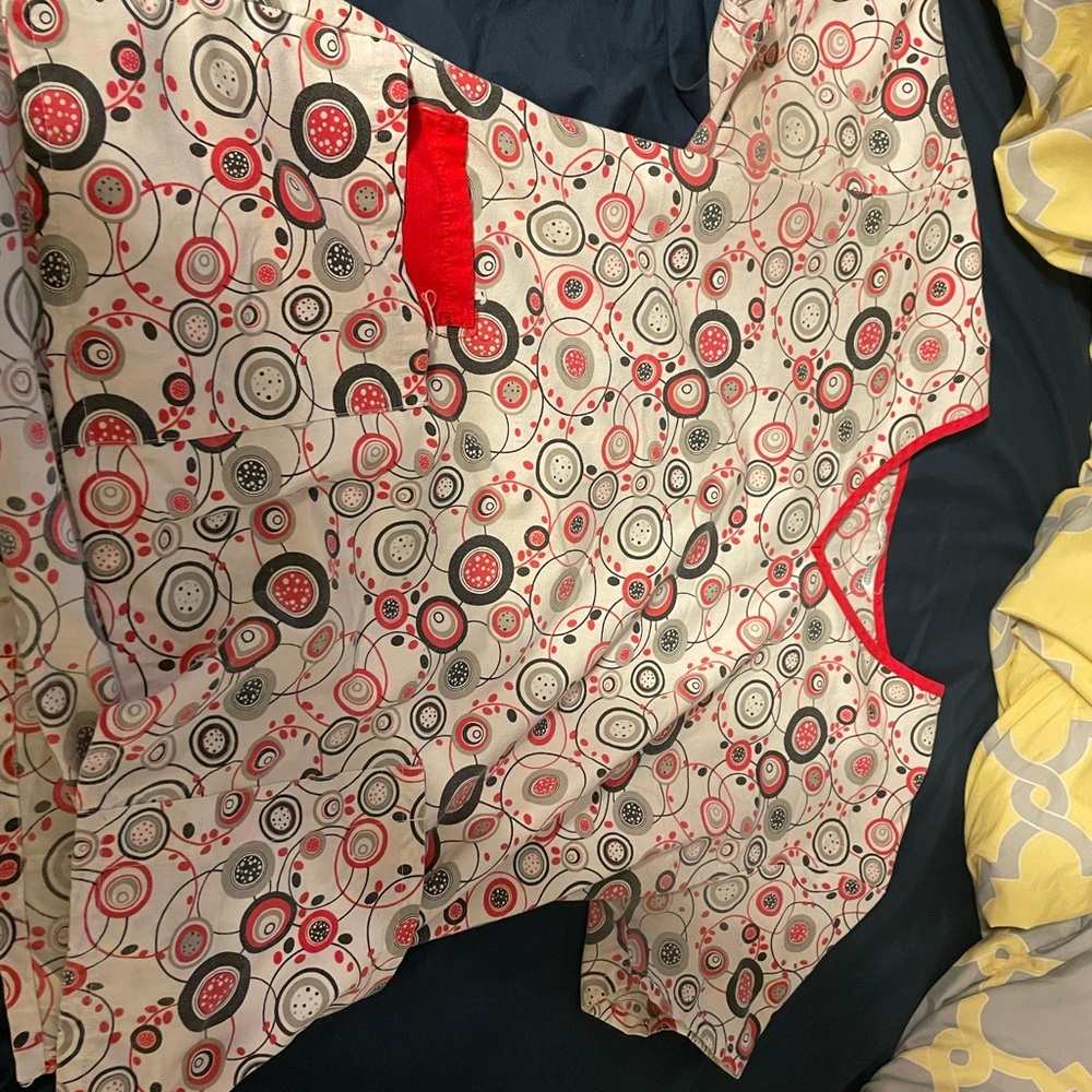 Scrubs with designs women’s extra-large